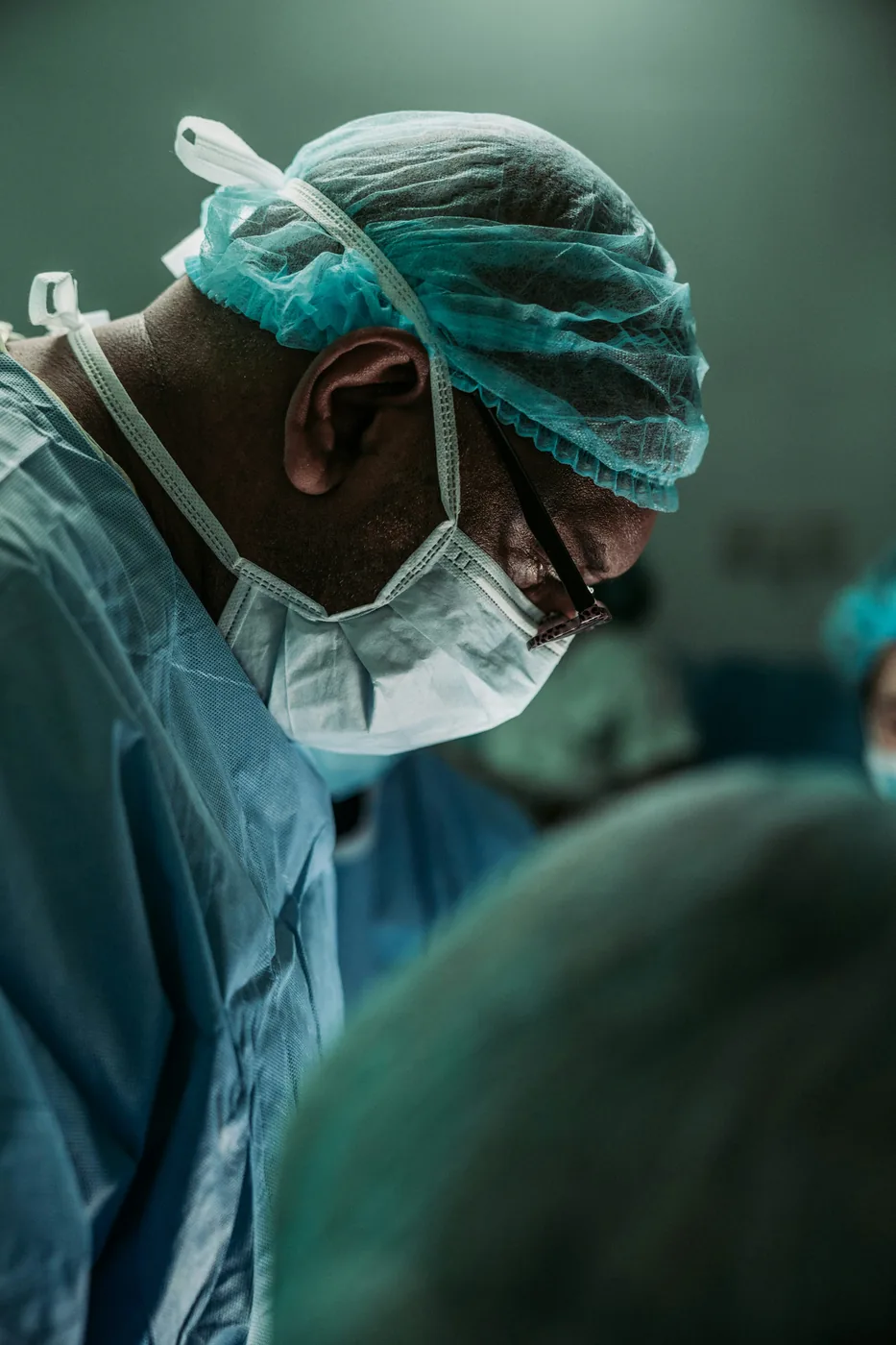Chirurgien esthétique en intervention illustrant la précision, l'expertise médicale et la qualité des soins.
