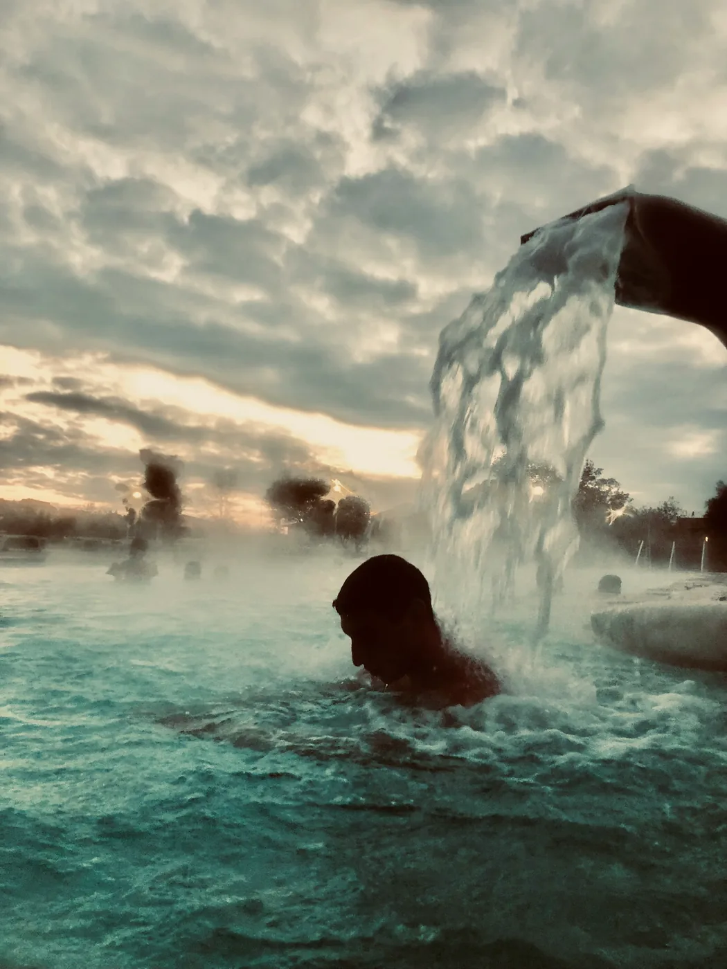 Bain thermal en extérieur illustrant la détente, la sérénité et la qualité d'expérience des établissements wellness.