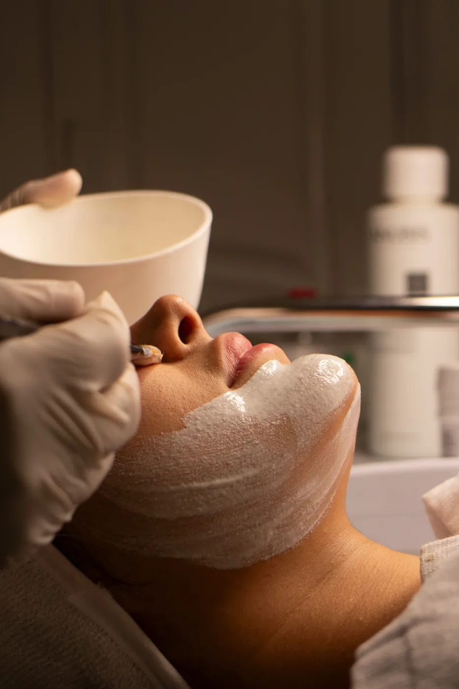 Soin du visage en institut de beauté illustrant un environnement professionnel, apaisant et dédié au bien-être des clients.