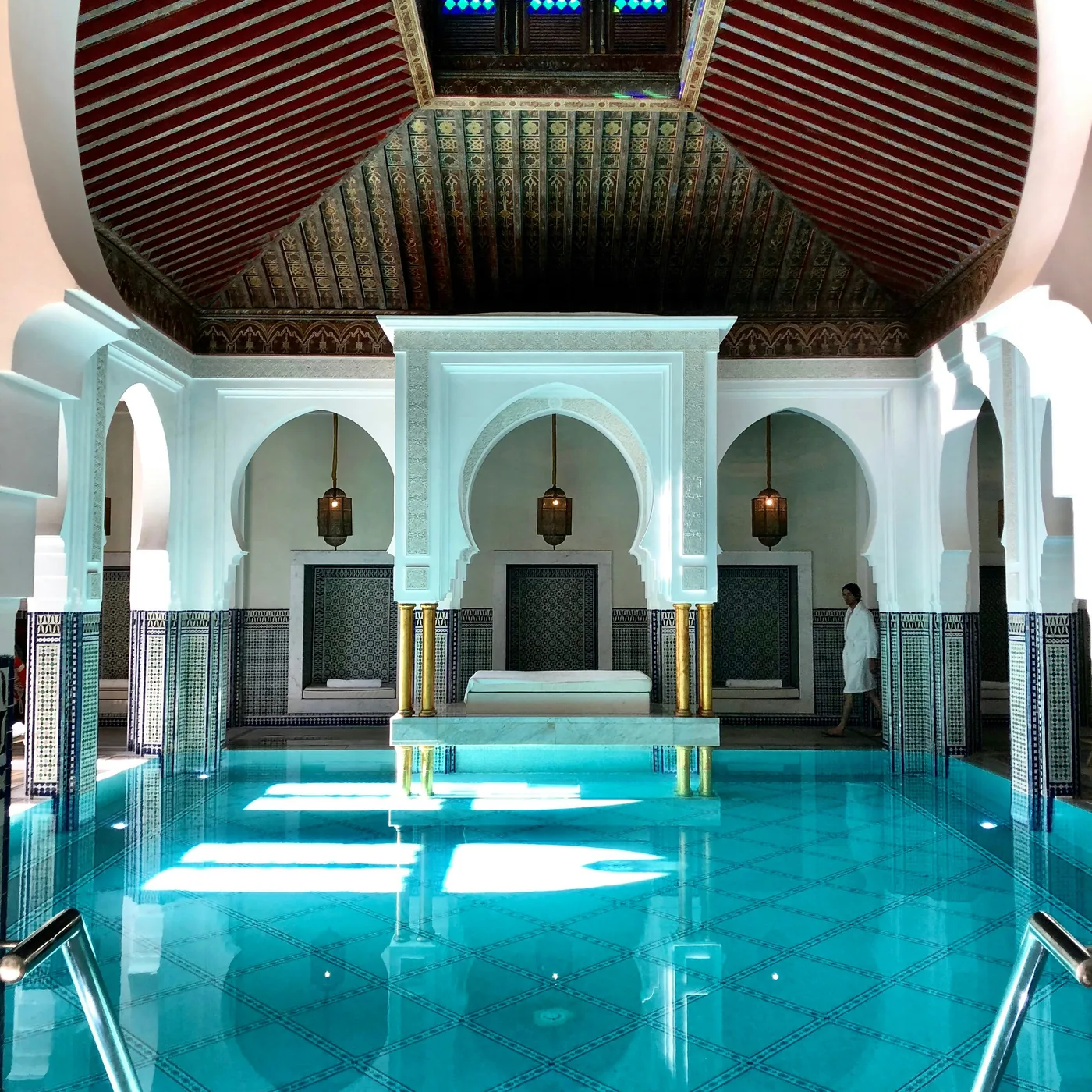 Piscine intérieure d'un spa hôtelier illustrant un univers de bien-être, d'excellence et d'expérience client premium.